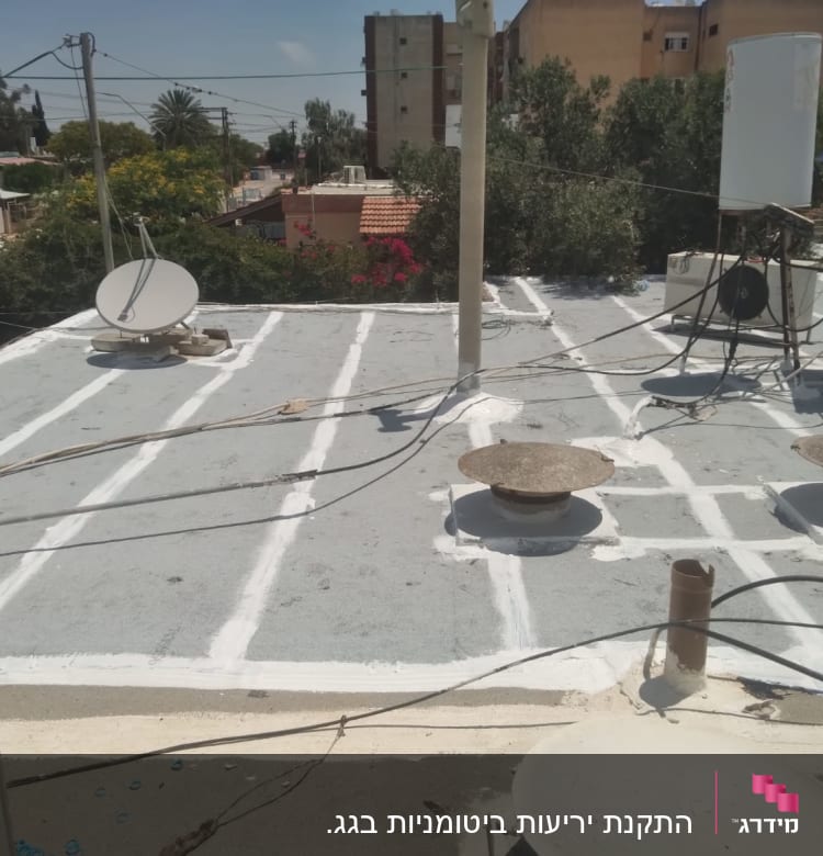 גג אטום עם קווים לבנים לאיטום